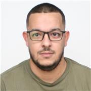 Professeur particulier qui donne des cours et qui aide a faire des exercices